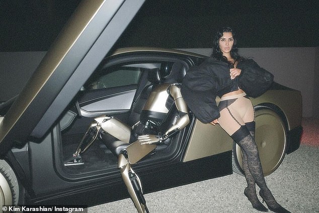 Kim Kardashian kritikuju kao 'čudnu' jer je pozirala za bizarno noćno fotografiranje s Tesla botom Elona Muska vrijednim 30.000 dolara