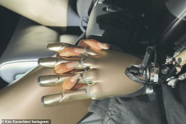 Druga snimka prikazuje Kim i robota kako se drže za ruke unutar luksuznog električnog vozila