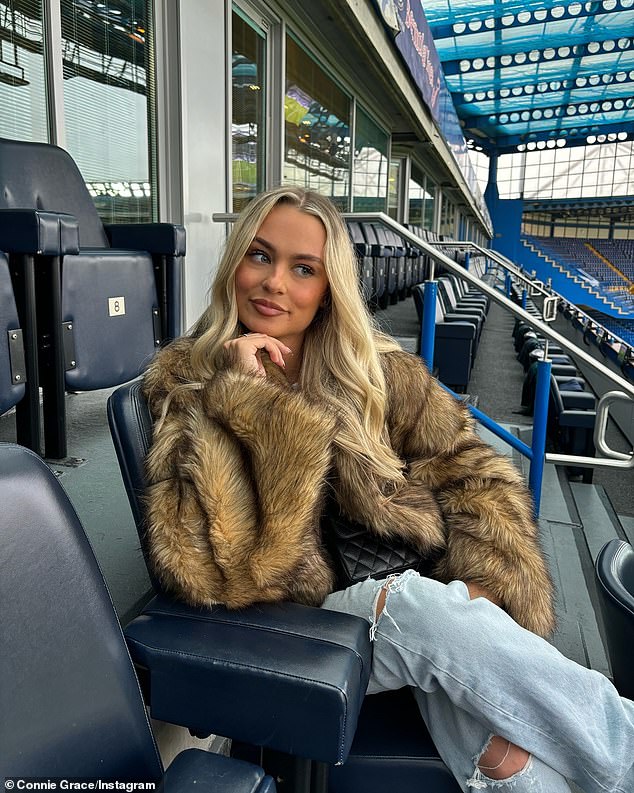 Graceina posljednja slika bila je naslovljena: 'Sezona krzna' i sadržavala je dvije fotografije na kojima Grace pozira na Stamford Bridgeu (na slici iznad)