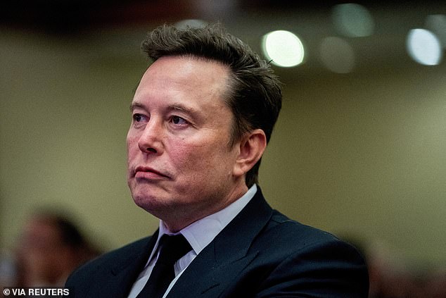 Elon Musk (na slici ovog mjeseca) debitirao je sa svojim robotima, koji su namijenjeni za industrijsku i kućnu upotrebu, na Danu umjetne inteligencije 30. rujna nakon što su prvi put najavljeni na Danu umjetne inteligencije 2021.