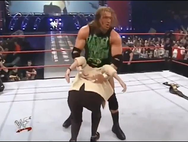 Triple H, suprug Lindine i Vinceove kćeri Stephanie, izvukao je završni potez na njoj