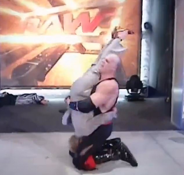 Ikona hrvanja Kane jednom je izveo nadgrobni spomenik na supruzi osnivača WWE Vincea