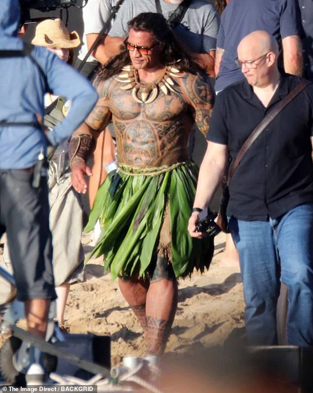 Dwayne 'The Rock' Johnson pokazao je svoju tjelesnu građu dok je ovog tjedna na Havajima snimao scene za Disneyev igrani film Moana uživo