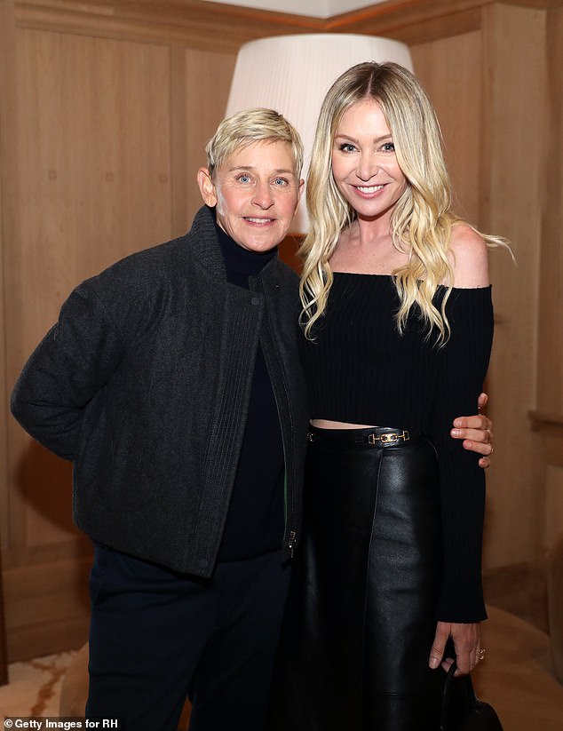 Ellen DeGeneres (66) i njezina supruga Portia de Rossi (51) pobjegle su iz SAD-a i preselile se u ruralnu Englesku, izvijestio je The Wrap u srijedu; slikano 2022. u San Franciscu, Kalifornija.