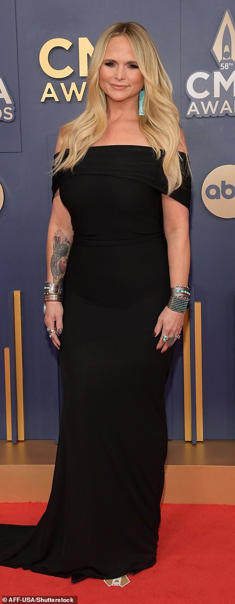Miranda showed off her effortlessly chic Western style in a timeless, floor-length black gown with off-the-shoulder sleeves