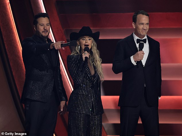Peyton Manning bila je domaćin dodjele Country Music Awards s Lukeom Bryanom i Lainey Wilson (LR)