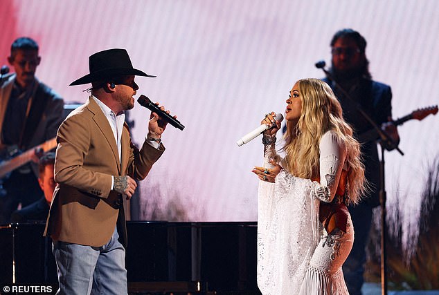 Superzvijezda country glazbe izašla je na pozornicu s Codyjem Johnsonom za moćnu izvedbu I'm Gonna Love You.