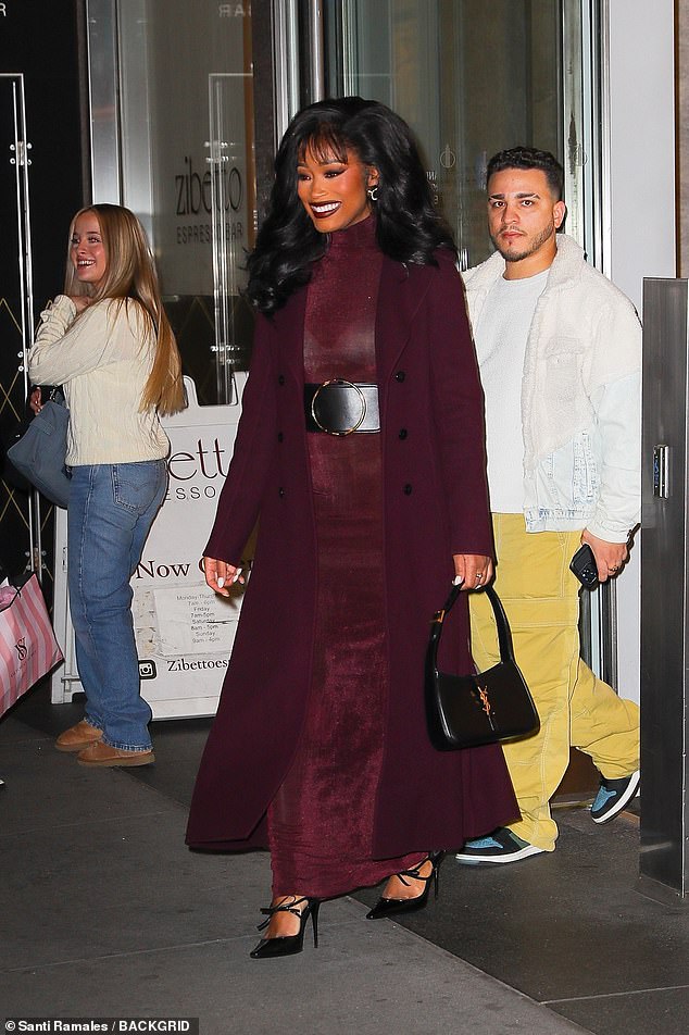 Glumica je napravila glamurozno našminkano cijelo lice, koje se sastoji od ljubičastog ruža i sjenila koji se slažu s njezinim stilom