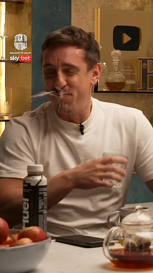 Gary Neville ispljunuo je vodu nakon što je čuo šalu