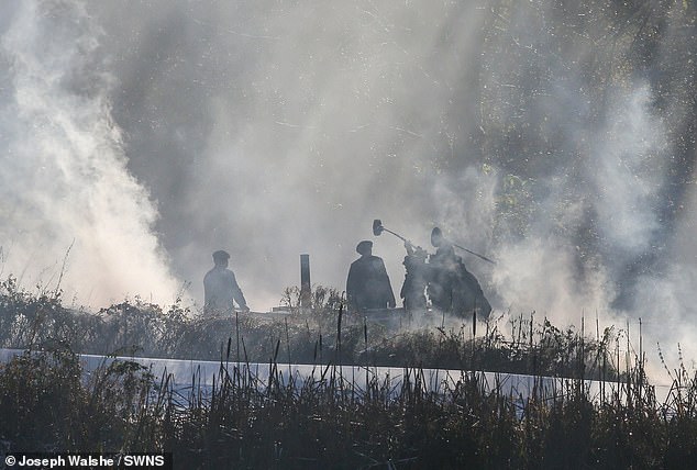 Para i dim izbijali su iz vode stvarajući tmurnu industrijsku atmosferu koja je postala poznata u hit emisiji