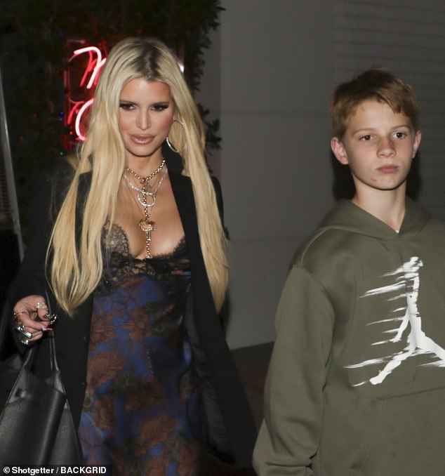 Jessica je izgledala glamurozno dok je izlazila na Beverly Hills