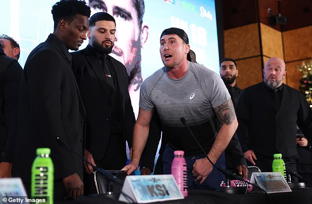 Čini se da je bivša zvijezda UFC-a Darren Till objavio broj Johna Furyja na društvenim mrežama