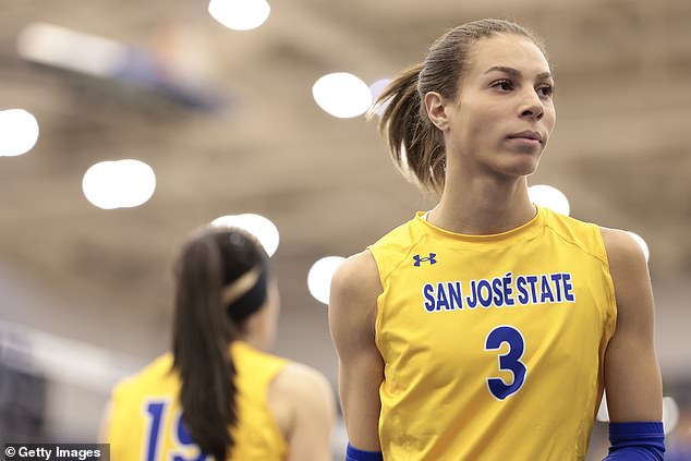 Blaire Fleming broj 3 iz San Jose State Spartansa promatra tijekom nedavne utakmice