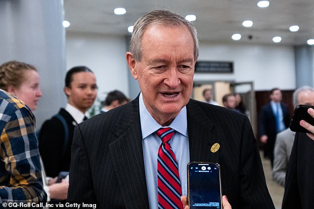 Sen. Mike Crapo, R-Idaho, razgovara s novinarima nakon glasovanja u Capitolu 11. rujna