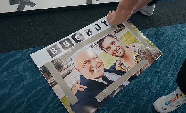 Paul je na svoj automobil stavio poster na kojem je Shea prikazana uz Huwa Edwardsa - naizgled lažna slika