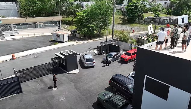 Skupina se popela na krov kako bi prosvjedovala dok su se Shea i njegova ekipa odvezli s mjesta događaja