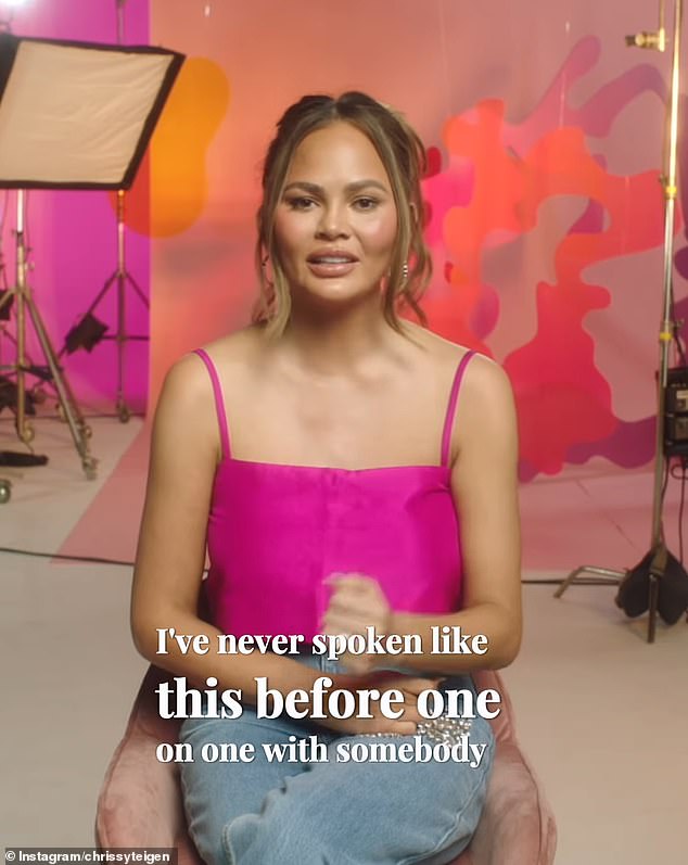 Manekenka je zadirkivala svojih prvih nekoliko gostiju dok je svojim 42 milijuna pratitelja najavljivala da će prva epizoda Self-Conscious premijerno biti prikazana 9. siječnja 2025. na Audibleu