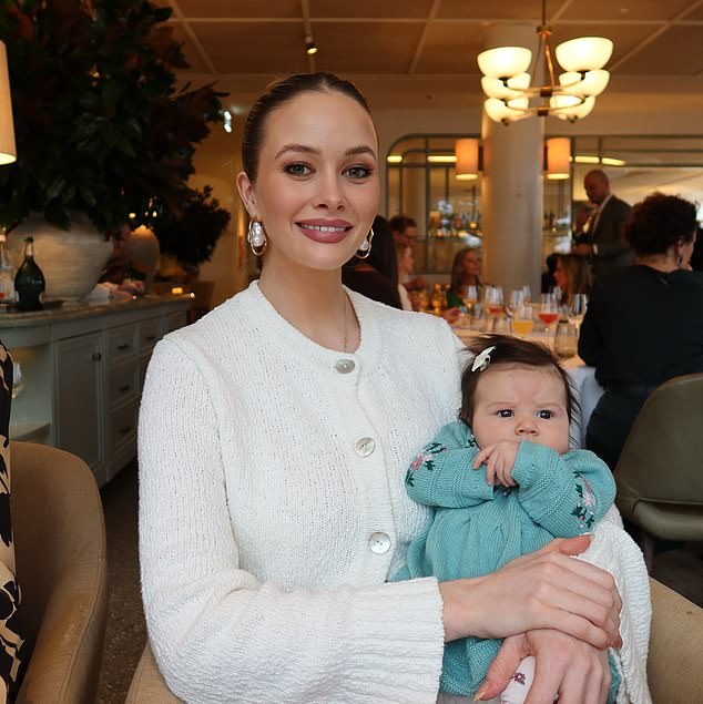 Bio je to blaženstvo za bebu za klan Holtznagel nakon što je Madelineina sestra Simone (na slici) dočekala svoje prvo dijete, kćer Giu, u ožujku sa svojim sada bivšim dečkom Jonom Castanom