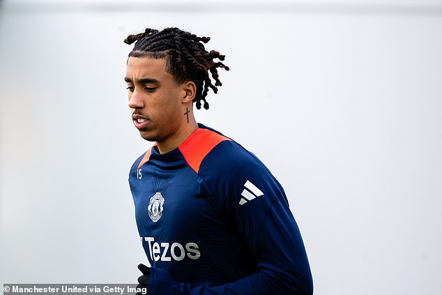 Leny Yoro slikao je trening na stadionu Carrington Manchester Uniteda u ponedjeljak