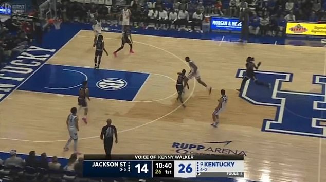 Dylan Canoville iz Jackson Statea (desno, tamni dres) viđen kako baca cipelu na loptu