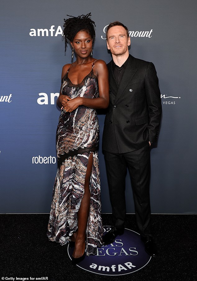 Jodie Turner-Smith izgledala je senzacionalno dok je izlazila na crveni tepih sa svojim kolegom iz The Agency Michaelom Fassbenderom na amfAR-ovom inauguralnom dobrotvornom događaju u Las Vegasu u petak