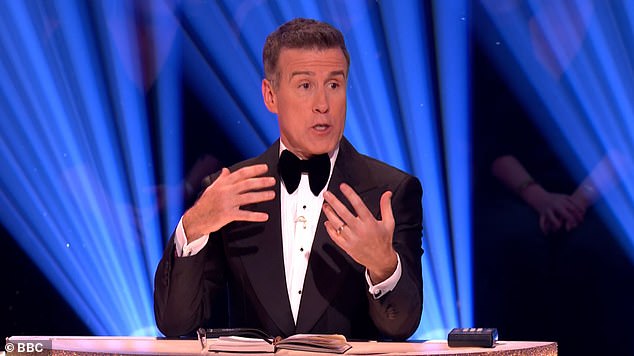 Komentirajući Jamiejevu rutinu prije glasanja, sudac Anton Du Beke rekao je: 'Desna ruka je užasna'