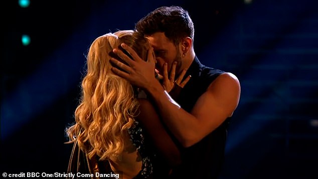 Glumica (53) i njezin profesionalni partner Vito Coppola uz Chains by Tina Arenu 'naježili' su obožavatelje serije svojim 'ludim' plesom