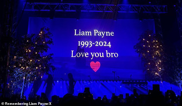 U međuvremenu je emisija završila s pozadinom na kojoj je pisalo: 'Liam Payne 1993.-2024. Volim te brate, 'i crveno srce' (na slici u Leeds showu u subotu)