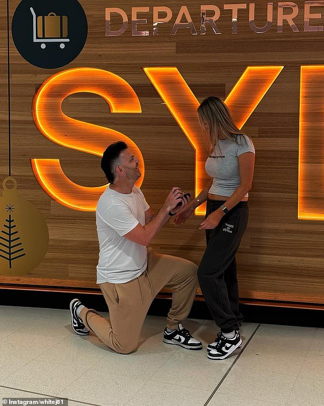 Bivša reality zvijezda kleknula je na jedno koljeno u međunarodnoj zračnoj luci Sydney nakon nešto više od godinu dana veze s njegovom 'najdražom' Kylie