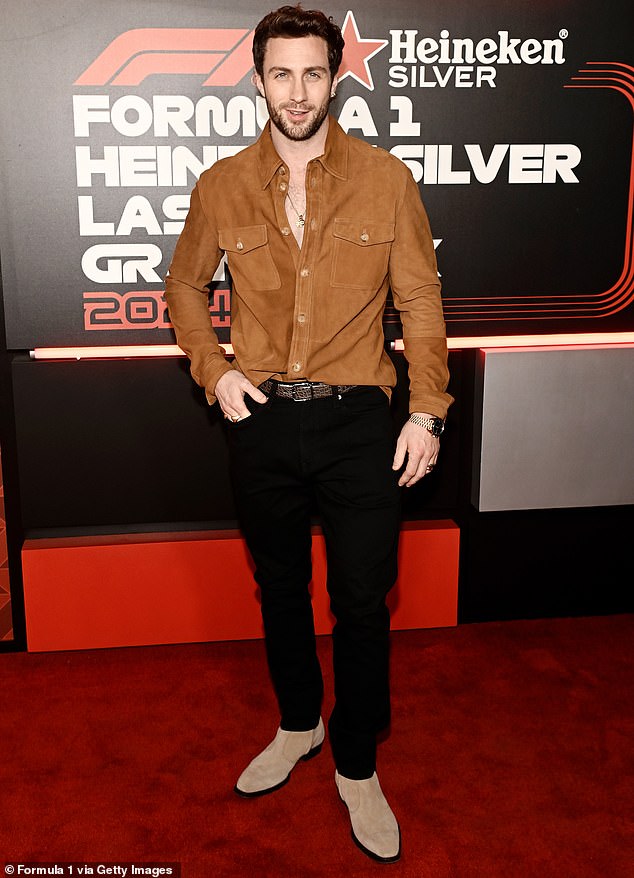 Aaron Taylor Johnson, koji je u središtu vrtloga glasina da će naslijediti Daniela Craiga u ulozi Jamesa Bonda, ostavio je nekoliko svojih gornjih gumba zapanjujuće otkopčanih