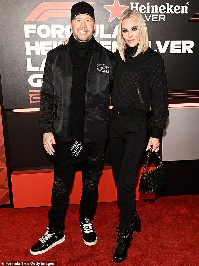 Brz brat Marka Wahlberga, Donnie Wahlberg, široko se cerio dok se prepuštao večernjem izlasku na Grand Prixu sa svojom suprugom, alumnicom The Viewa Jenny McCarthy