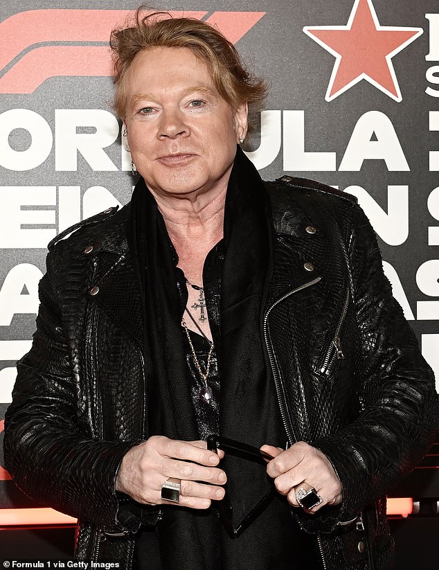 Axl Rose, legendarni frontmen Guns N' Rosesa, bio je slika staromodnog rock 'n' roll stila dok je te večeri koračao crvenim tepihom