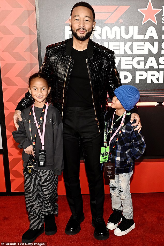 John Legend sa sobom je poveo dvoje najstarije od dvoje djece koje dijeli sa suprugom Chrissy Teigen - njihovu kći Lunu (8) i sina Milesa (6).