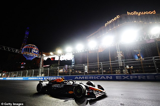 Red Bull Maxa Verstappena prolazi pokraj kasina Planet Hollywood na Las Vegas Stripu