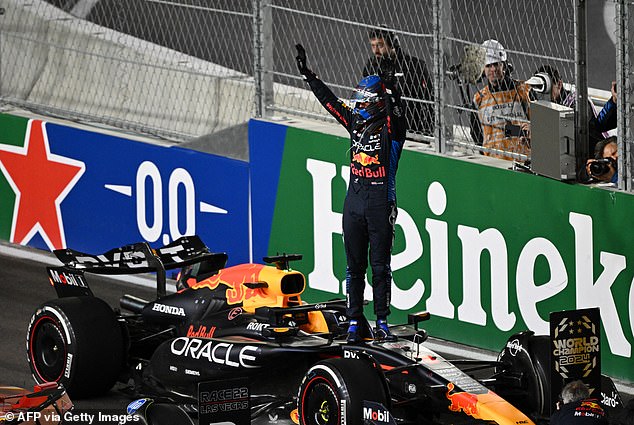 Verstappen stoji na vrhu svog Red Bullova stroja nakon što je osvojio svoj četvrti naslov svjetskog prvaka