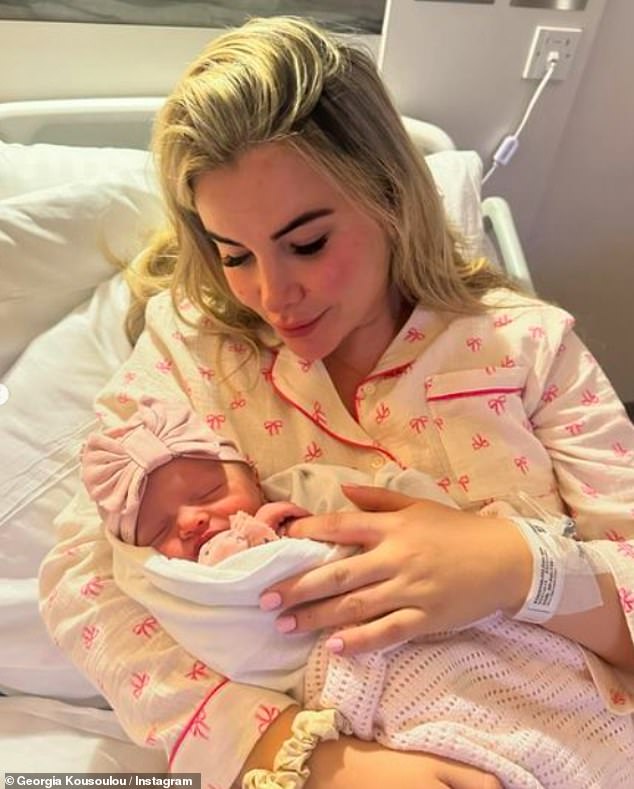 Bivša zvijezda TOWIE (33) u nedjelju je na svom Instagramu podijelila sretnu vijest i otkrila svoje slatko ime