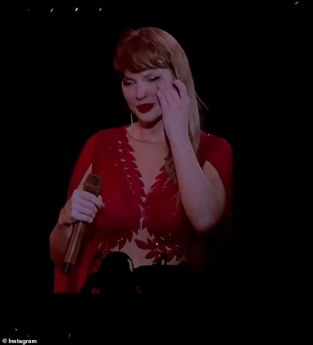 Donna je dodala da je Taylor 'zauzeta' svojom turnejom te da nisu očekivali da će se pojaviti na proslavi Dana zahvalnosti