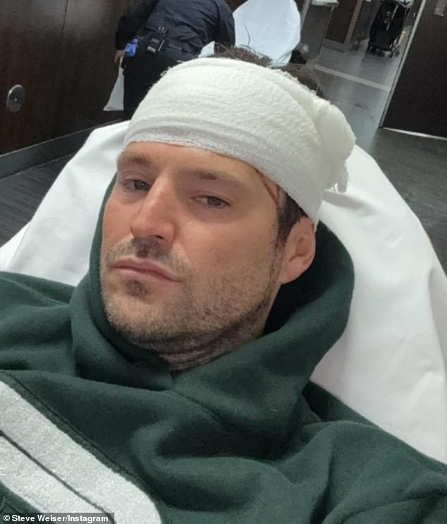 Mark je također podijelio objavu Stevea Weisera, šefa ureda u Las Vegasu na Extra TV-u, koja je sadržavala snimke njega samog u bolnici