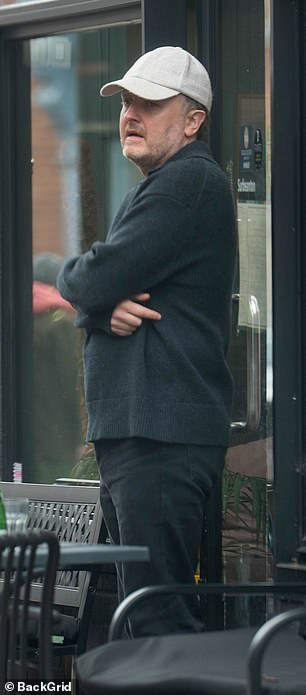 U jednom trenutku, Chris je viđen kako sam stoji ispred kafića i bavi se svojim mobitelom dok je Patricia vjerojatno pokupila njihova pića unutra