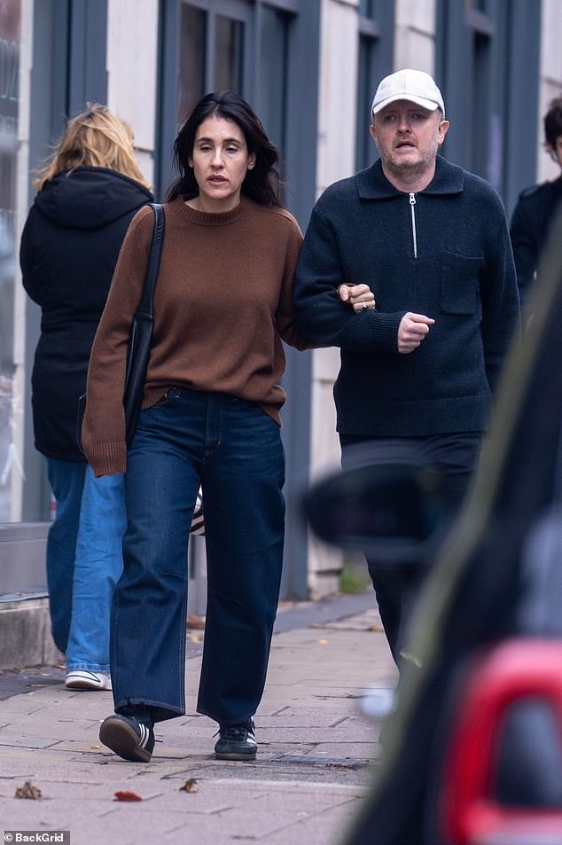 Chrisa, odjevenog u crni džemper s patentnim zatvaračem i bijelu sportsku kapu, podržavala je Patricia, koja je nježno primila ruku u njegovu