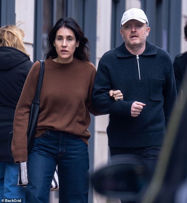 Patricia je ponovila opuštenu odjeću svog supruga, odjenuvši smeđu vestu i traperice širokog kroja