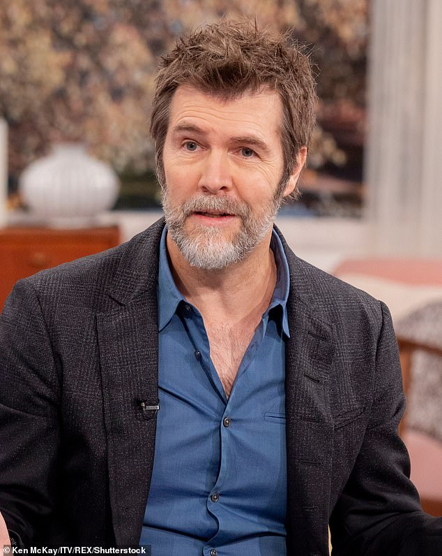 Rhod Gilbert otkrio je za The Mirror da su dvije njemu bliske osobe umrle od raka samo nekoliko mjeseci nakon što je dobio potpunu sanaciju