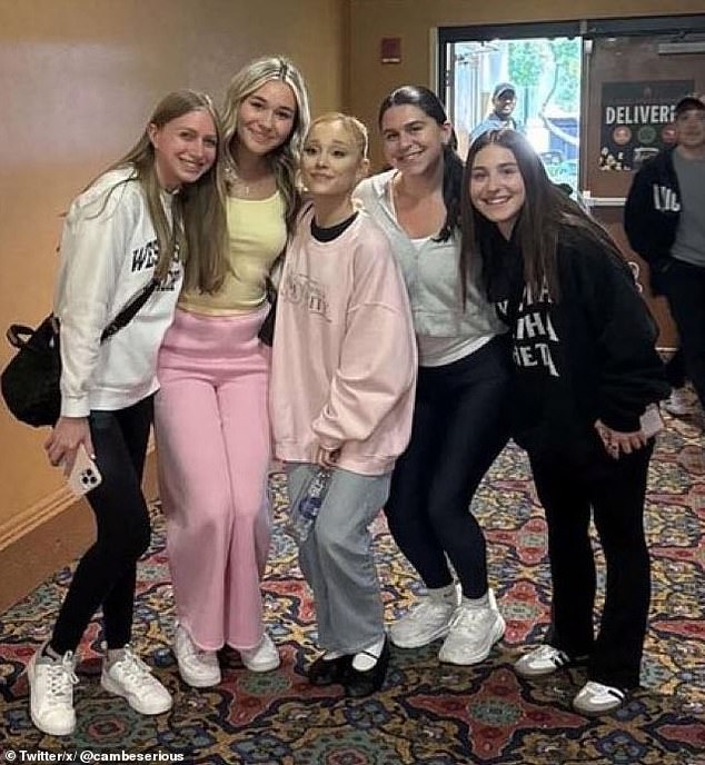 Ariana Grande proslavila je svoju glavnu ulogu u Wickedu dijeleći fotografije iza kulisa u svom rodnom gradu - a obožavatelji su primijetili da je i on na slikama