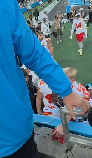 Ali nevjerojatan video prikazuje zvijezdu Chiefsa kako hvata dijete