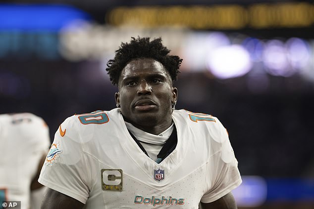 Prihvatnik Miami Dolphinsa Tyreek Hill (10) trči natrag u svlačionicu 11. studenog