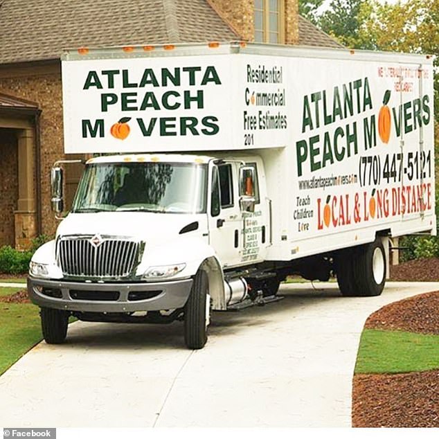 Kamion Atlanta Peach Movers bio je parkiran na prilazu Biermannove kuće sa sedam spavaćih soba i 11 kupaonica koja se borila, dok je još veći kamion Penske bio parkiran ispred ulaza (snimka iz 2019.)