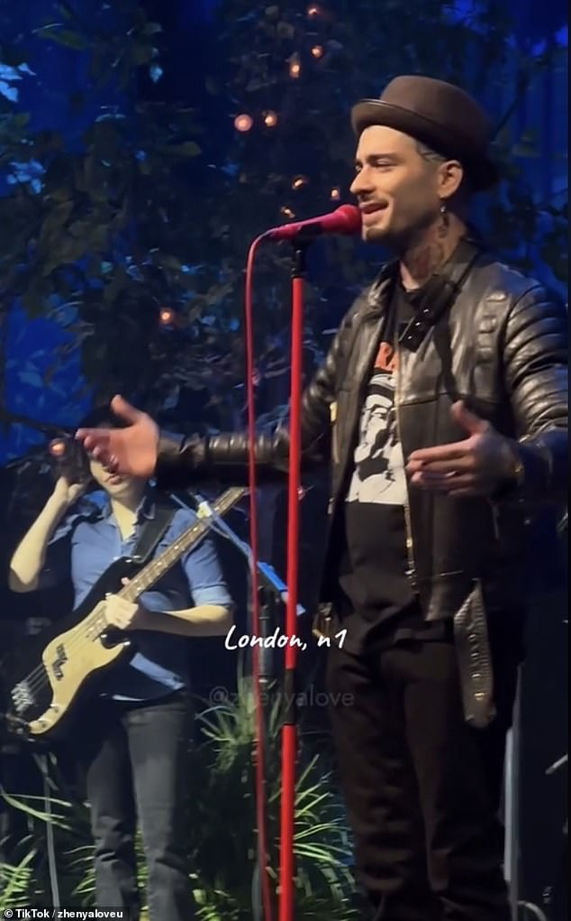 Ranije svog tjedna Zayn je odao još jednu počast Liamu dok je nosio jednu od zvijezdinih ogrlica s dijamantnim lancem za svoj prvi rasprodani nastup u Londonu u utorak (na slici)