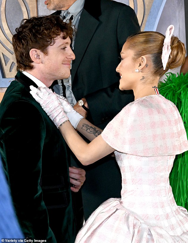 Look of love: Ariana i Ethan na premijeri Wicked Los Angeles, gdje se pjevačica na crvenom tepihu nervirala oko dečka