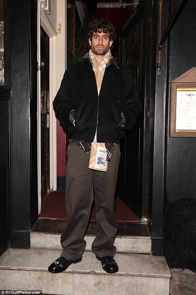 Andrew Georgiades izgledao je nevjerojatno u elegantnim sivim hlačama i crnom sakou