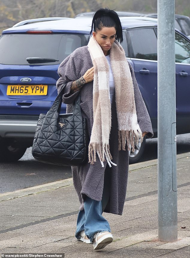 Katie Price umotana u toplo zbog hladnog vremena dok je u četvrtak prisustvovala probama za svoju novu pantomimu u Northwichu